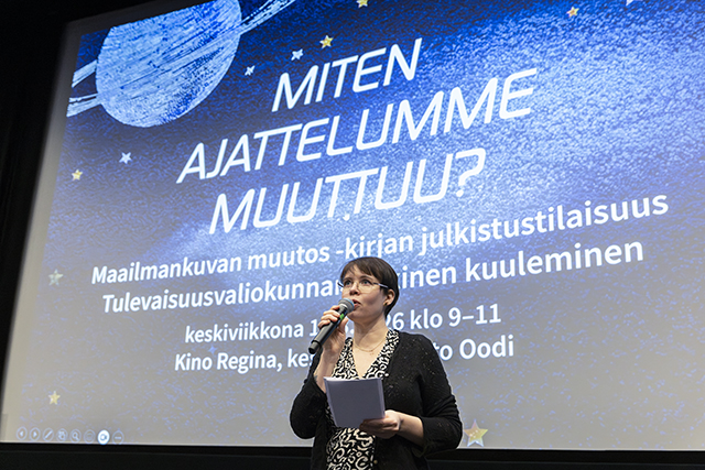 Tulevaisuusvaliokunnan puheenjohtaja Anna Kontula puhuu mikrofoniin