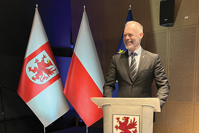 Kansanedustaja Pauli Aalto-Setälä puhujakorokkeella.