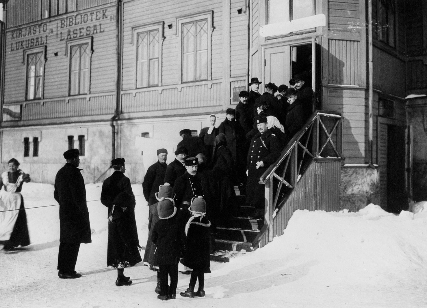 Väljare på Östra Chaussén i Helsingfors i det första lantdagsvalet 1907. Valdeltagandet steg till nästan 70 procent.