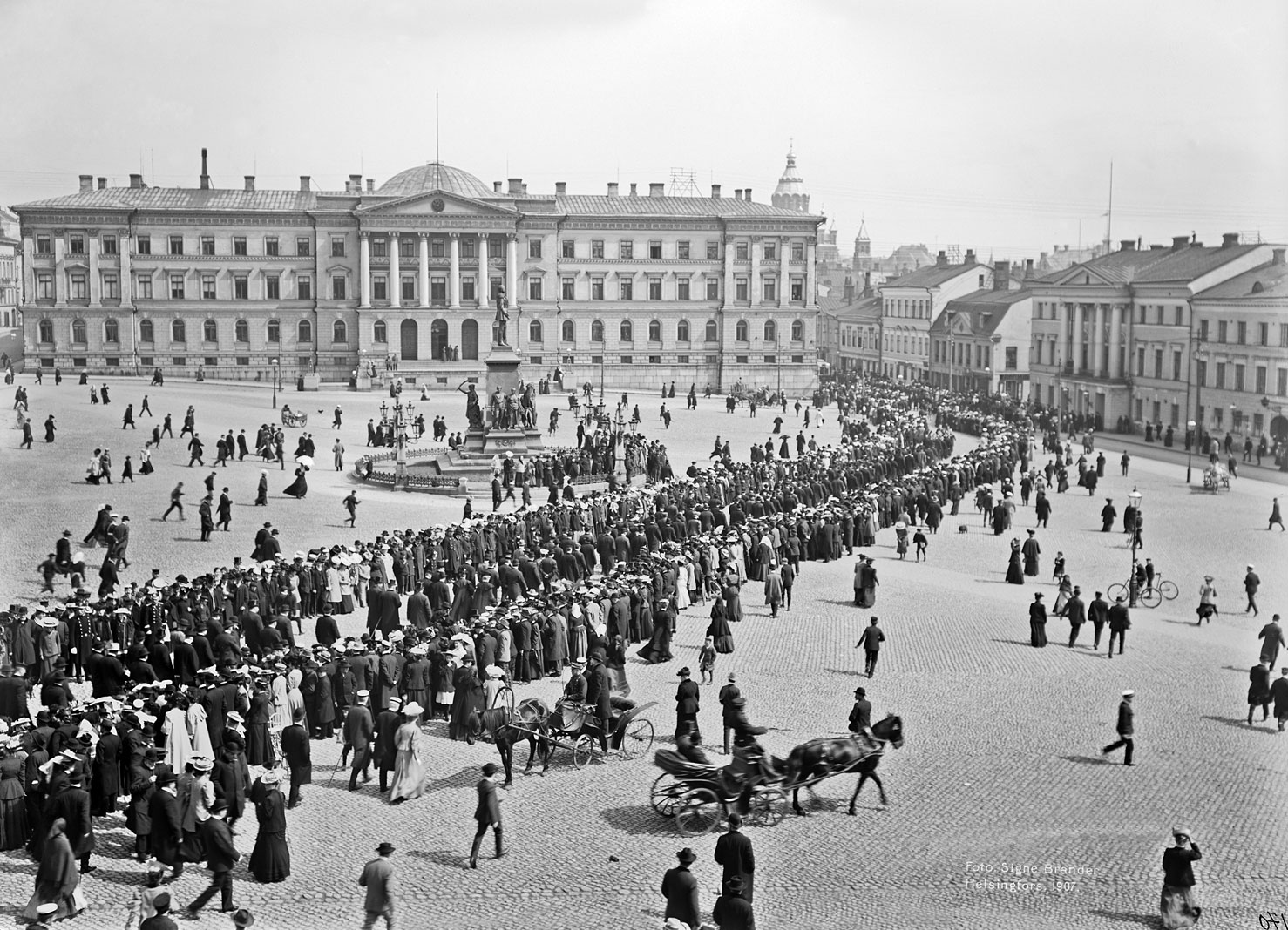 I Finland genomfördes en lantdagsreform 1906. Efter det första lantdagsvalet våren 1907 gick de 200 ledamöterna i procession till lantdagens öppnande.