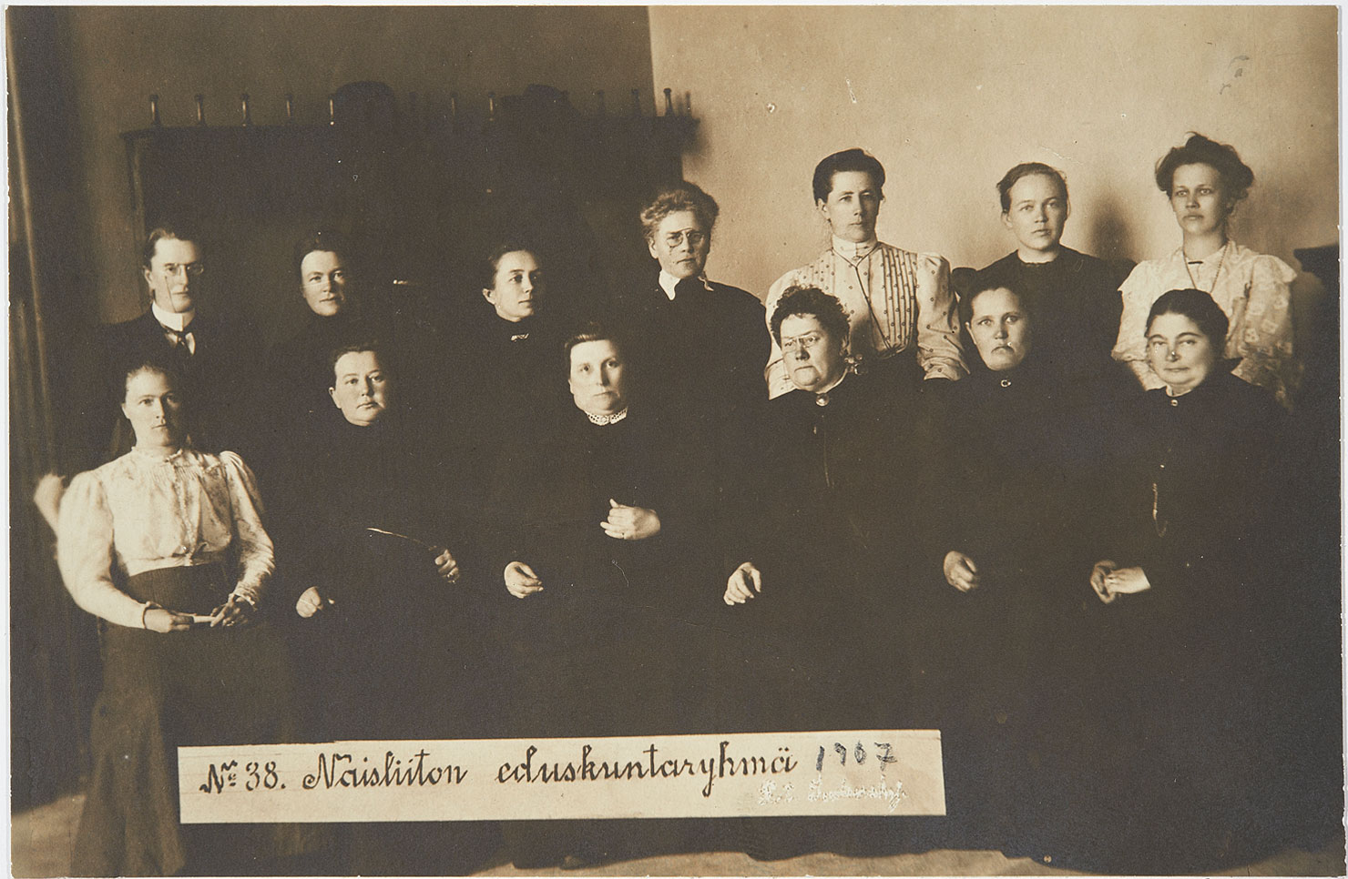 I lantdagsvalet 1907 valdes för första gången 200 ledamöter till Finlands enkammarparlament. Av dem var 19 kvinnor, världens första kvinnliga ledamöter.